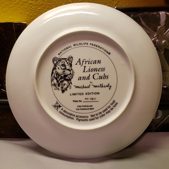 Vtg African Lioness & Cubs Plate 24Kt Gold Rim NWF - Picture 4 of 4